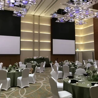 天井が高く、広々とした会場