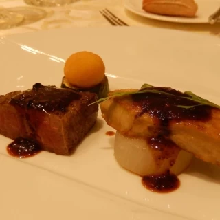 お肉・ソースとも美味。フォアグラもコクのある美味しさ。