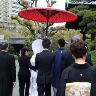 挙式の神前会場へ。花嫁行列ができます。