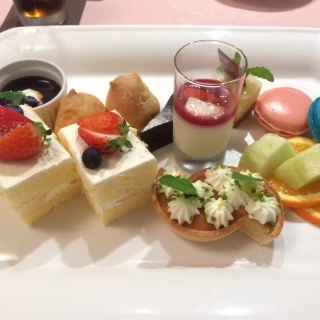 デザートビュッフェでは沢山のデザートを用意していただけます