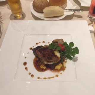 料理は抜群に美味しい！ 国産牛フィレとフォアグラ