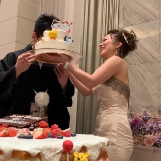 結婚式当日は旦那様の誕生日。サプライズでケーキを豪快に！