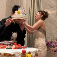 結婚式当日は旦那様の誕生日。サプライズでケーキを豪快に！