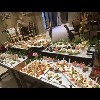 披露宴前まではゲストにオードブルをつまんで待っててもらいます