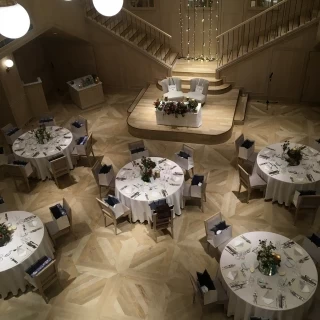 広々としておしゃれな雰囲気の会場