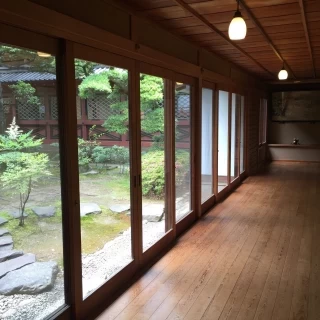社務所の廊下。ここを通って神社に向かいます。スナップ撮影可