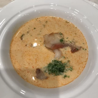 カサゴのオリーブオイルあげ海苔風味のスープドポワソン仕立て