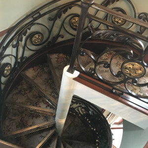 螺旋階段が写真の背景にピッタリ|470009さんのレストラン マダム・トキの写真(495536)