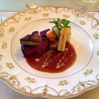 メインの牛肉。ソースの味の深みがさすがでした…！