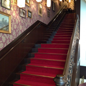 ロビーから披露宴会場への赤絨毯の階段。ドレスでの撮影に◎|470013さんのホテルモントレ赤坂の写真(476226)
