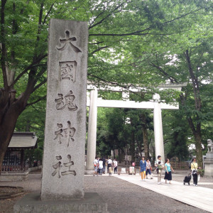 神社境内入口。五月の新緑が爽やかで、駅からのアクセスも◎|470013さんの大國魂神社 結婚式場の写真(460502)