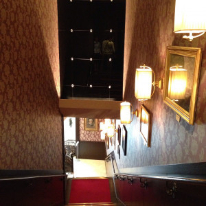 階段を上から。壁にかかっている絵画も様々で見ていて面白いです|470013さんのホテルモントレ赤坂の写真(476228)