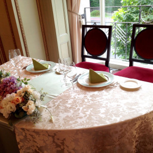 新婦新婦の席の装花とテーブルコーディネイト。華やかです！|470013さんのホテルモントレ赤坂の写真(476246)