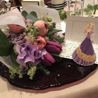 誕生日の友人にサプライズで花束とラプンツェルの手紙を。