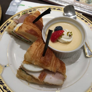 試食させていただいたサンドイッチとデザートのプリン