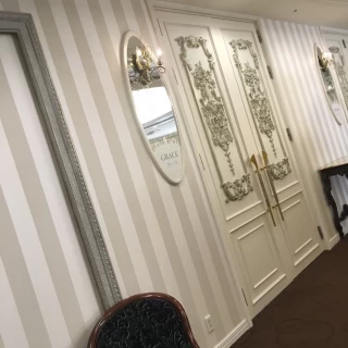 披露宴会場壁面も華やかでした
