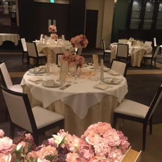 ピンクのお花がオシャレな会場