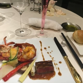 オマールエビ付きの豪華なお料理