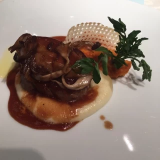 フィレ肉にフォアグラ、とても贅沢なお料理でした