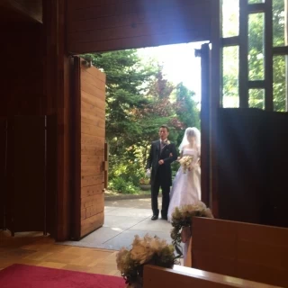 記念撮影だけのはずがチャペルの中に沢山の友人達でビックリ顔！