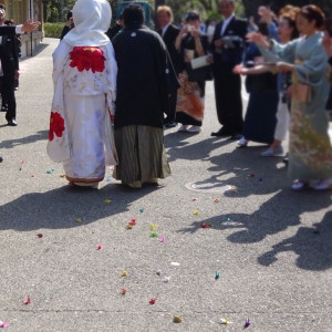 厳かな神前式後はゲストから折り鶴シャワーで笑顔の祝福！|471179さんの射水神社 うつくしの杜 結婚式場の写真(464004)