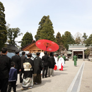 参進は雅楽の生演奏と巫女さんの先導で、親族や友人も一緒に。|471179さんの射水神社 うつくしの杜 結婚式場の写真(463997)