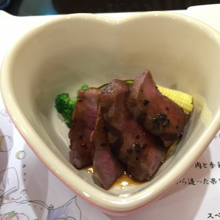 メインのお肉。赤身で癖がなくあっさりと食べやすかった