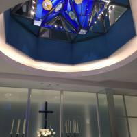 祭壇の天井はステンドグラス。素敵
