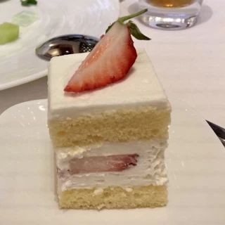 サーブされたウエディングケーキ