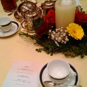 小さいテーブルを邪魔しないサイズの装花|471818さんのホテルモントレ札幌（ウエディング取扱終了）の写真(469106)