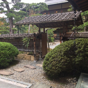 こちらを進むときれいなお庭があります。|471934さんのTHE GARDEN DINING 弓絃葉（ザ・ガーデンダイニング ユズルハ）の写真(683964)