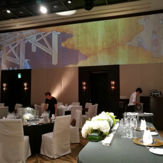 壁一面のスクリーン演出