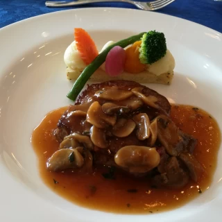 フェアの肉料理。お肉が柔らかくご年配の方にも安心。
