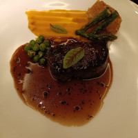 フィレ肉カット前、かぼちゃバターのソースとマデラソースで頂く