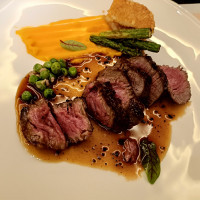フィレ肉、ハッシュドポテト、アスパラ、グリンピース