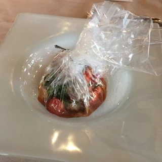テーブルで包みを開く