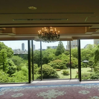 緑が見えるお食事会場