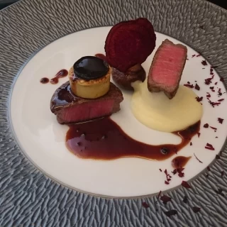 熟成肉のメインディッシュ