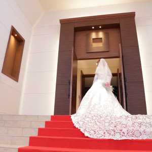 とっても素敵な大階段。ウエディングドレスが引き立ちます|472680さんのTHE SUITO HOUSE　〈エルフラットグループ〉（営業終了）の写真(468841)