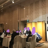退場の際、花が散る演出