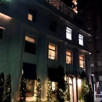 昔の銀行だった建物を改修している会場
