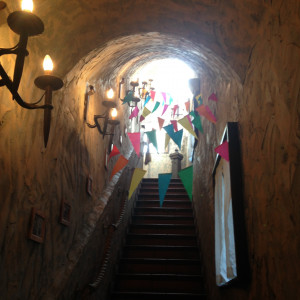 パーティ(披露宴)会場に続く階段。フラッグは新郎新婦の演出。|473302さんのイルブッテロ（営業終了）の写真(471972)