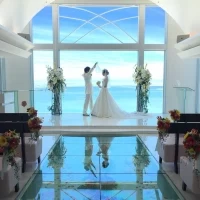 海とのチャペルの感じがとても素敵です。