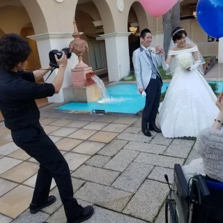 新郎新婦は巨大ハートをバルーンリリース