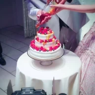 ケーキ入刀はせずカラードリップという方法を行いました。