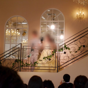 カラードレスの入場で、会場内の階段から入場したシーン。|473769さんのモルトン迎賓館 八戸の写真(578990)