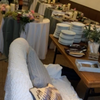 屋外披露宴で使うものを挙式のあいだスタンバイしているところ