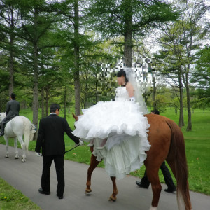 馬に乗って敷地内を練り歩く花嫁と花婿|474162さんのノーザンホースパークの写真(475011)