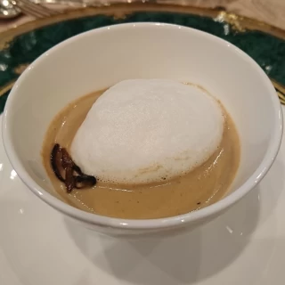 マッシュルームのスープ。濃厚で大変美味です。
