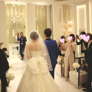 バージンロード途中からは新郎新婦で祭壇に向かいます♪